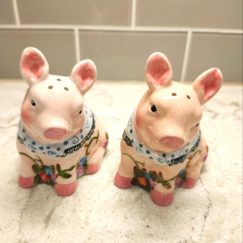 Vintage Ceramic Farmhouse Floral Shawls Pink Pigs Salt & Pepper Shakers Set 4X3